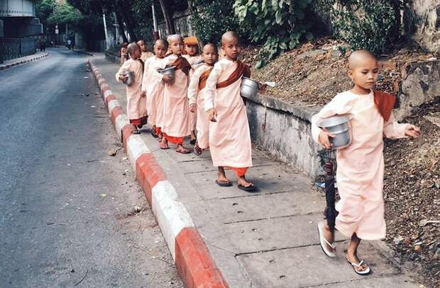 Их монахи собирают милостыню по утрам бирманец, в мире, законы, люди, правила, привычки, факты