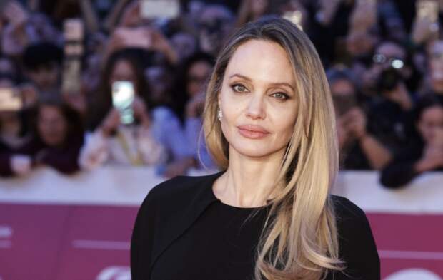 Актриса Джоли наняла киллера, чтобы убить себя