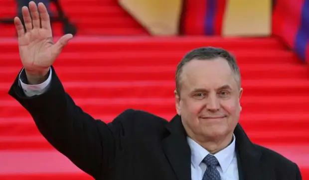 Какая нежность: трижды разведенного Соколова из «Маленькой Веры» застукали с молодой прелестницей