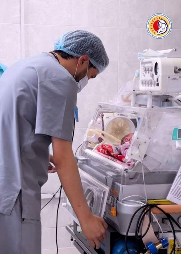 Карагандинские врачи прооперировали новорожденного с тяжелым пороком