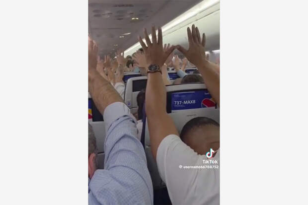 Пассажир поставил таймер для молитвы во время Рамадана, сорвал рейс и попал на видео