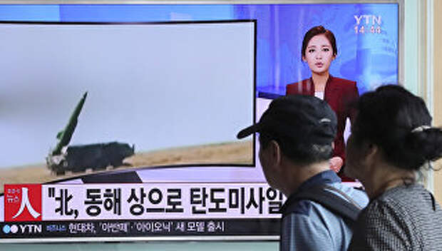 Репортаж о пуске трех баллистических ракет в КНДР по телевидению Южной Кореи на железнодорожном вокзале в Сеуле