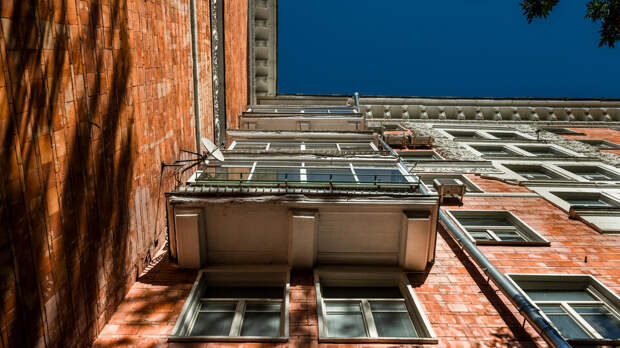 За курение на балконе может грозить штраф