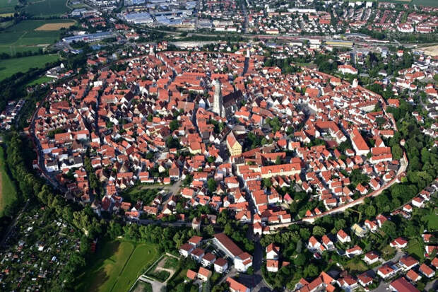 Город в кратере: как немцы живут в домах из алмазной пыли и не могут этим воспользоваться