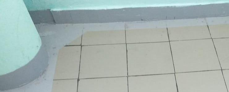 Подъезд дома в Ясном проезде очистили от мусора
