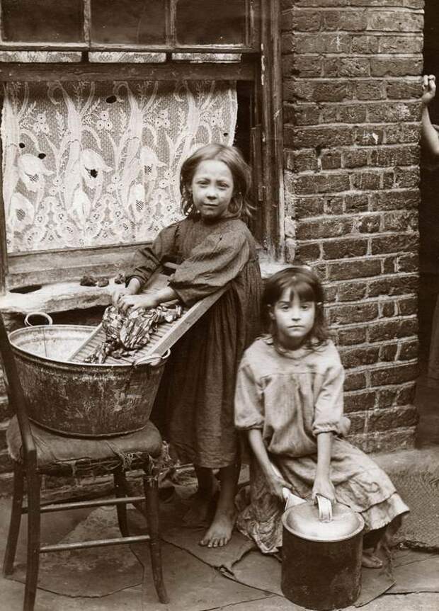 Маленькие прачки. Фотограф Гораций Уорнер. Спиталфилдс. Лондон. Англия. 1890-е историческое фото, история