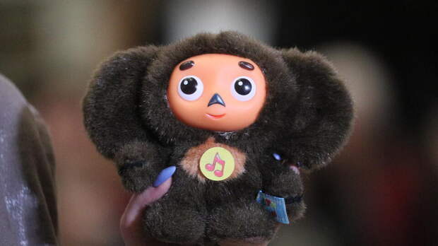 Россияне оставили в залог за кредиты макет Луны и садовые фигурки Чебурашки