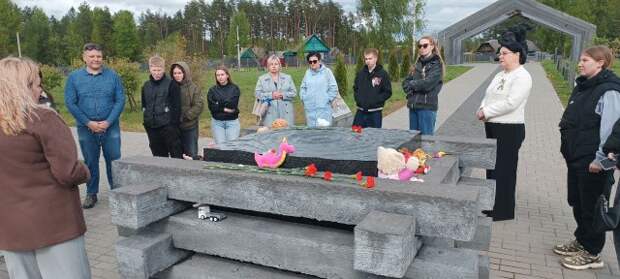 Мемориальный комплекс ´Памяти сожженных деревень Могилевской области´ в деревне Борки 5 мая посетили молодые специалисты Лени...