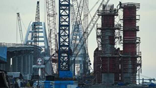 Строящийся Крымский мост в Керченском проливе