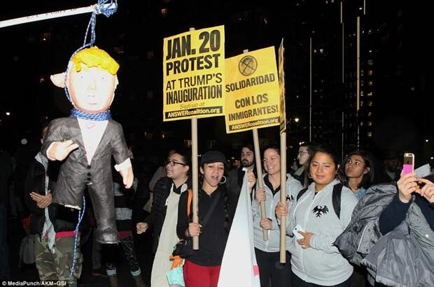 Нью-Йорк, Манхэттен: агрессивные демонстранты вешают чучело Дональда Трампа в среду вечером Трамп, анти трамп, протесты против трампа