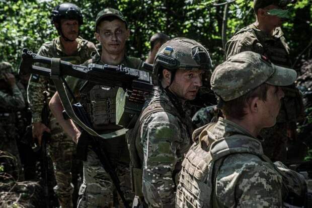 Очевидно, что, поставляя Украине многочисленное оружие и оказывая другую помощь Запад, делает это далеко не ради Украины, а преследует собственные интересы.