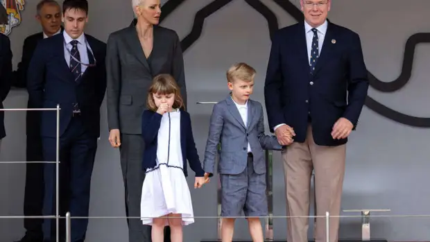 Княгиня Монако Шарлен впервые вышла на публику после лечения от усталости