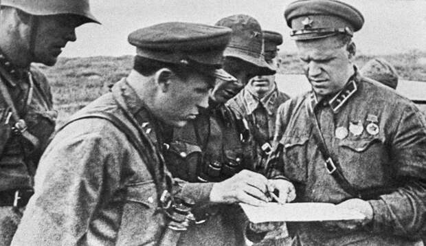 Советский полководец Георгий Жуков (справа) по время военных действий на реке Халхин-Гол, 1939 год 