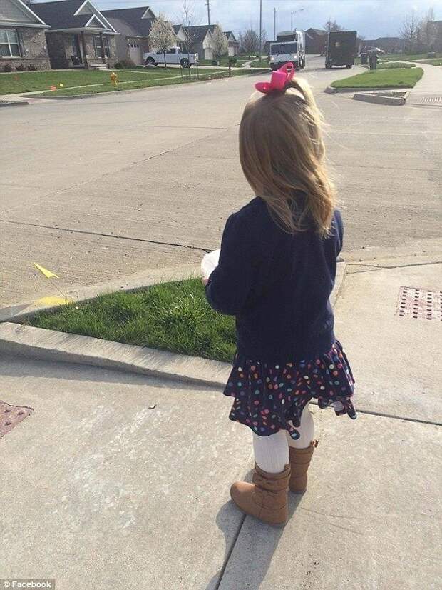 Маленькая девочка подарила кексик водителю мусоровоза на свой День рождения! (фото)