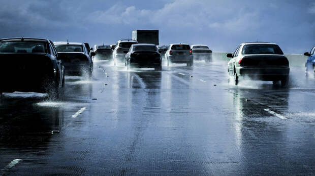 Автоэксперт Ананьев рассказал об особенностях вождения в дождь