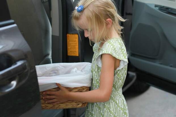 Заинтересовать ребенка убрать мусор совсем несложно. | Фото: mom-ehow-com.blog.ehow.com.