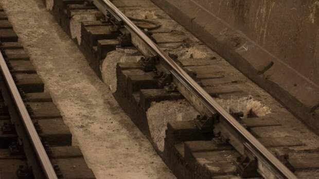 Врачи констатировали смерть мужчины при падении на рельсы на станции метро «Семеновская»