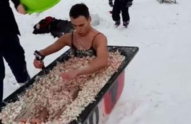В Харькове парень съехал с горки в ванне с оливье (Видео)