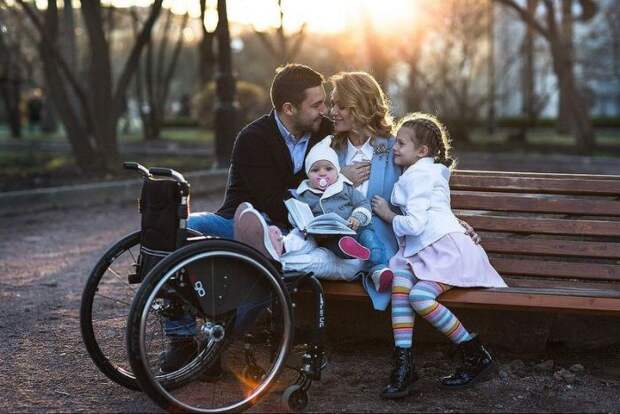 Ксения Безуглова осталась прикована к инвалидному креслу, но она счастлива со своей семьей.