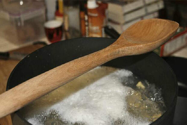 Положите деревянную ложку на кастрюлю, чтобы кипящая жидкость не выливалась.