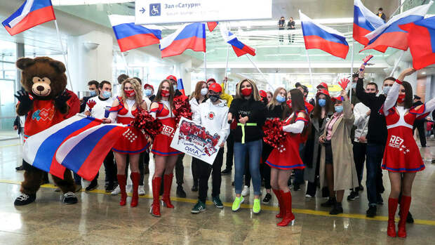 Хоккейная юниорская сборная России вернулась в Москву, команду встречали цветами