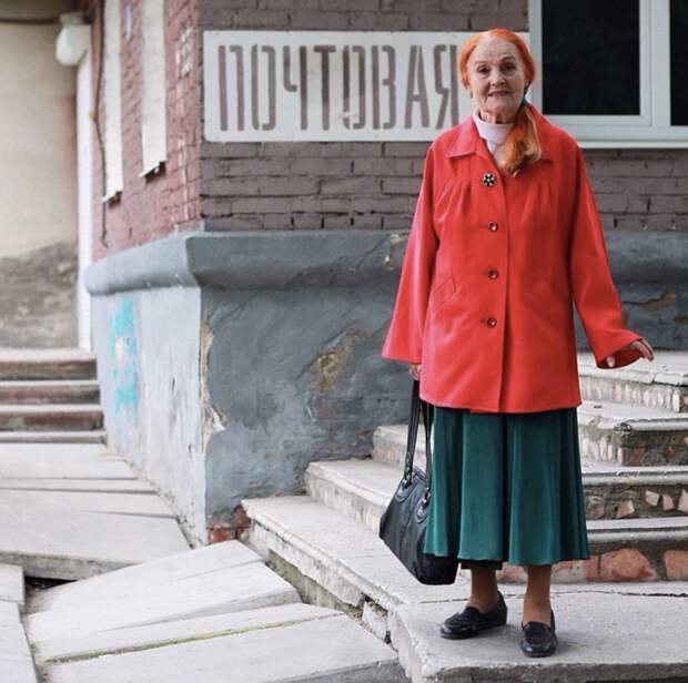 Пожилая дама в красном плаще. /Фото: ic.pics.livejournal.com