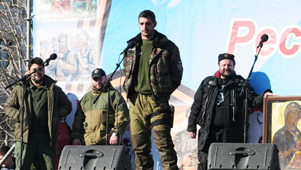 Ополченец Донецкой народной республики с позывным Гиви (в центре). Архивное фото