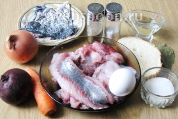 Для приготовления фаршированной рыбы по-еврейски понадобятся такие продукты: филе толстолобика, хребет и  шкурка, лук репчатый, батон, яйцо, морковь, свёкла, подсолнечное масло, соль, перец чёрный молотый и лавровый лист.