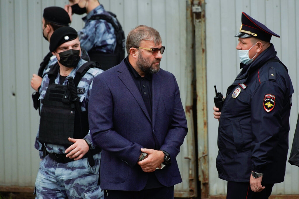 Михаил Пореченков устроил драку в аэропорту Салехарда