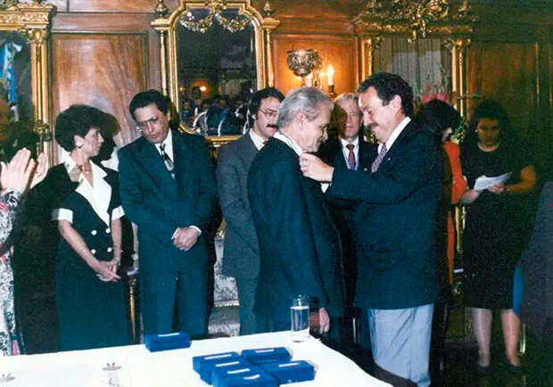 Президент Гватемалы Винисио Сересо вручает Юрию Кнорозову Большую Золотую Медаль Президента