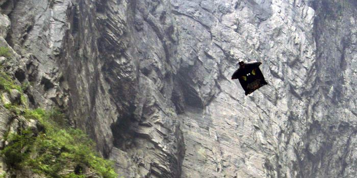 wingsuit_flyer_Corliss