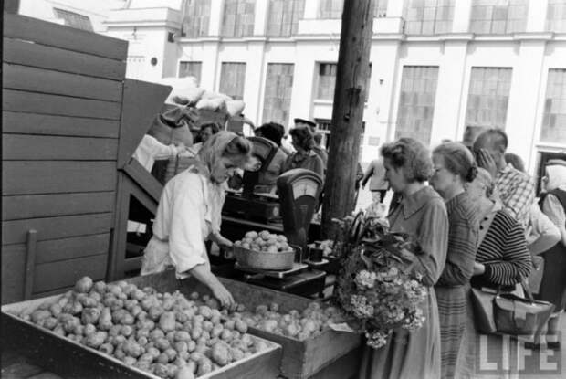Уличная торговля в центре города в начале 1960-х годов. Уличная торговля в центре города в начале 1960-х годов.