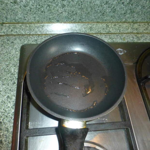 Нагреваем сковороду, добавляем масло. Кстати, это я перестраховалась, а можно и без масла.