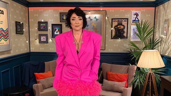 Лолита Милявская осталась без юбки перед многотысячной толпой