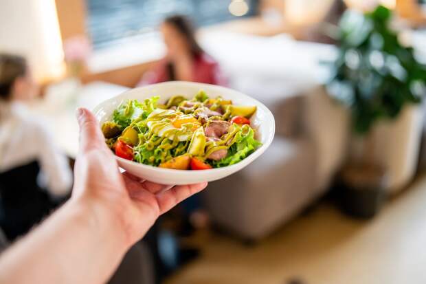 Девушка поужинала салатом со странным привкусом и пережила «самый отвратительный момент»