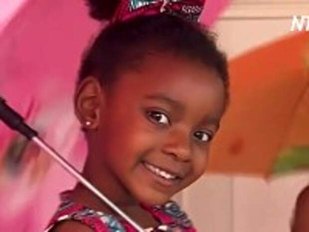 Детям Кот-д’Ивуара Санта дарит темнокожих кукол