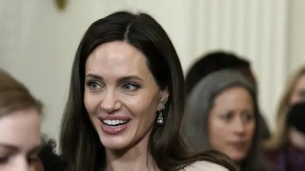 Вот это да! Младшая дочка Джоли уже почти догнала мать по росту