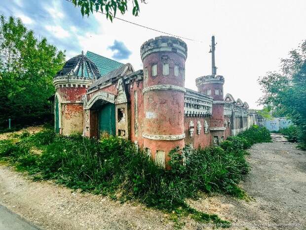 Странные заброшенные "царские палаты" напротив кремля в Волоколамске