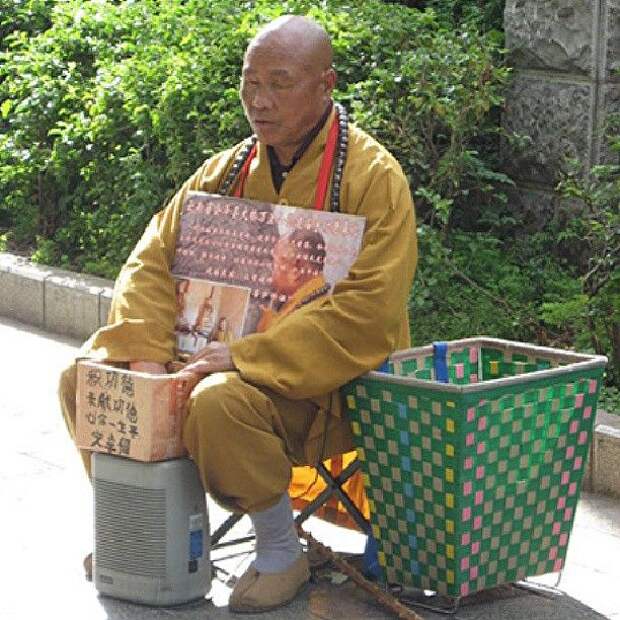монах просит милостыню