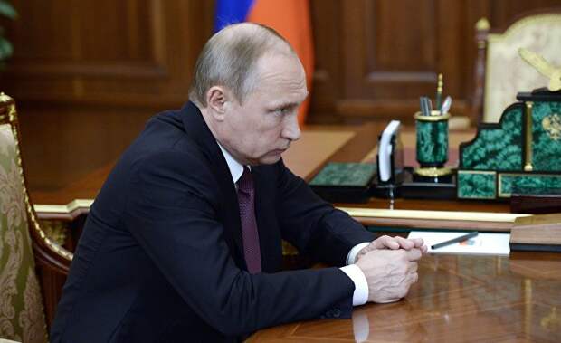 Президент России Владимир Путин во время встречи с губернатором Рязанской области Олегом Ковалёвым в Кремле