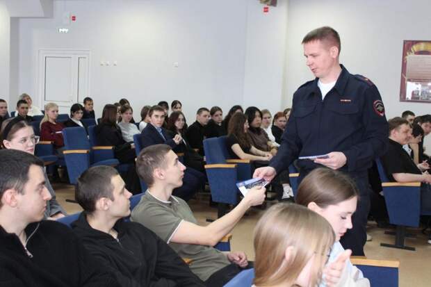 У сотрудников тюменского ГАИ прибавилось работы: проведение уроков для школьников