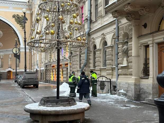 Больше 300 жалоб на уборку снега и наледи получил комблаг в Петербурге