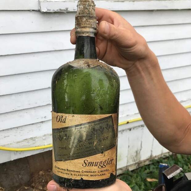 Парни нашли в стене старого дома 60 бутылок контрабандного виски из 1920-х: видео