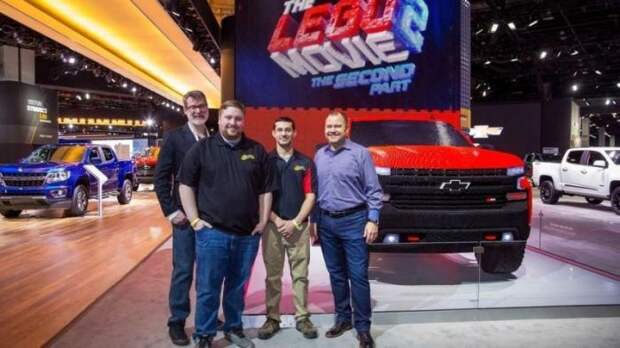 Полноразмерный пикап Chevrolet Silverado из деталей Lego