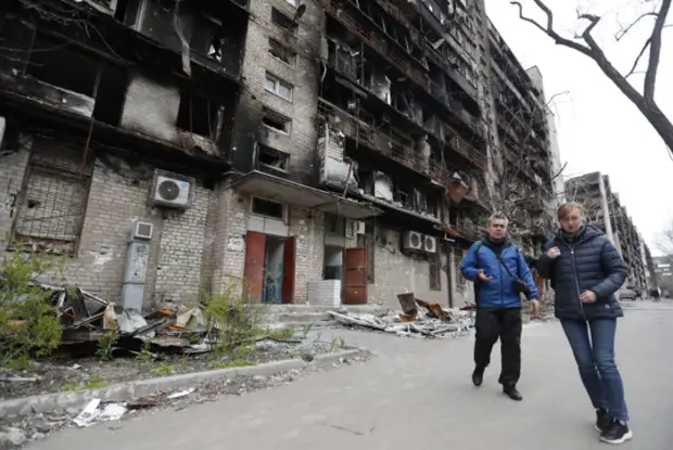 Чудесное спасение мариупольского врача: "Снаряд выносил из дома на руках и молился"