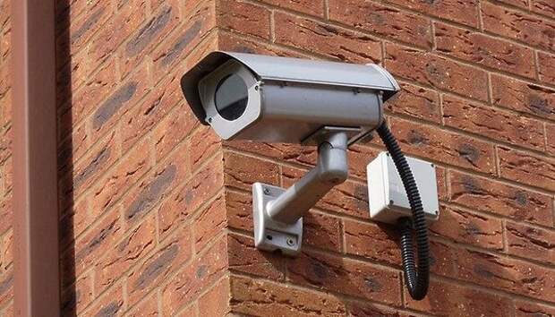 Кстати, сегодня камеры видеонаблюдения уже умеют распознавать людей по лицу и пересылать эту информацию в полицию и другие организации. Изображение взято с сайта «https://podolskriamo.ru»