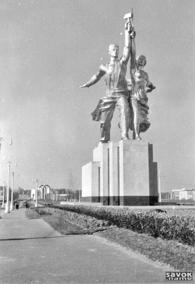 Памятники ссср. ВДНХ СССР рабочий и колхозница. ВСХВ 1939 рабочий и колхозница. Скульптуры ВДНХ СССР. Рабочий и колхозница Мухина 1930 ВДНХ.