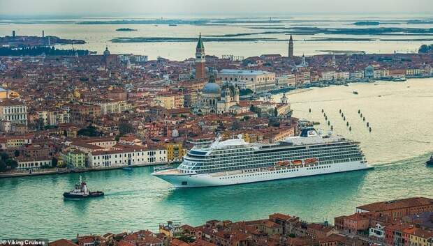5. Огромный лайнер Viking Sea проплывает через Венецию красиво, красивые места, круиз, круизы, мир, паром, путешествия, фото