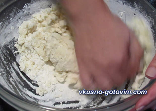 Лепешки заварные с куриной грудкой и твердым сыром - шаг 4