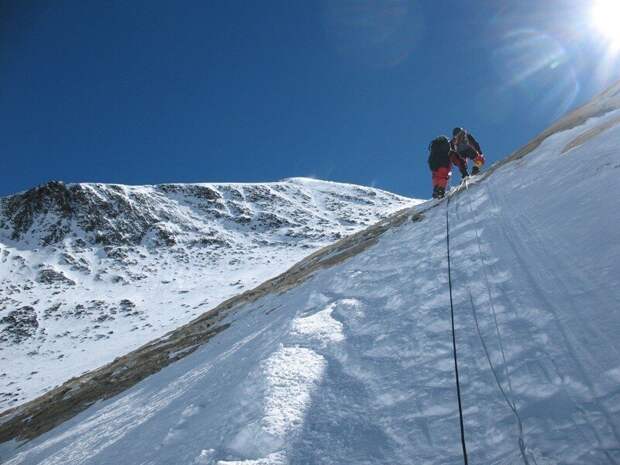 21. Альпинисты используют около 10 тысяч метров веревки в год при подъеме на популярном маршруте Южное седло